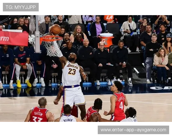 詹姆斯三分线外稳稳投中，湖人重新占据主动