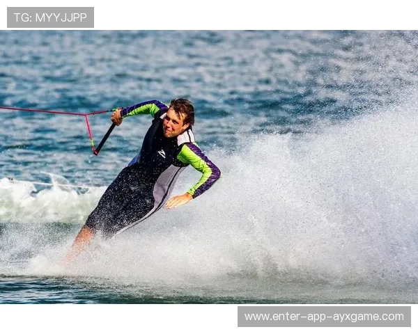 滑水挑战赛选手高速拉旋点燃全场